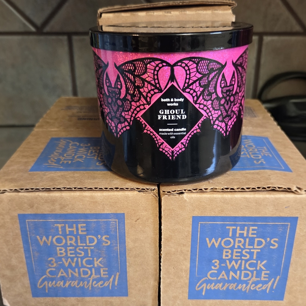 🔺️🆕️🔺️Bath & Body Works Ghoul Friend Scented Candle - Dark & Cream